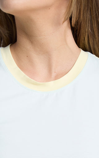 Woman wearing SENIQ Field Crop. Technical Fabric for outdoor activities.