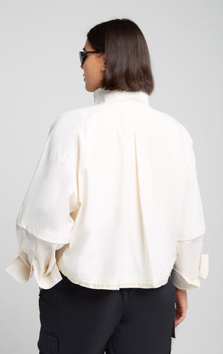 Woman wearing SENIQ Dirtpop Trek Jacket and Trailmix Pants