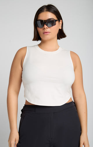 Women wearing SENIQ Trailmix Pant with Field Crop. Technical Fabric for outdoor activities.