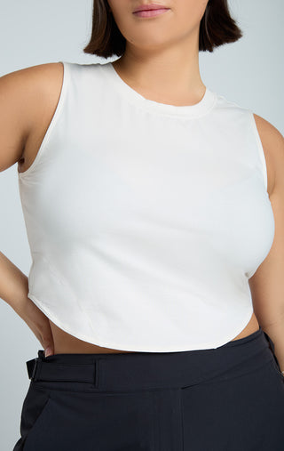 Woman wearing SENIQ Trailmix Pant with Field Crop. Technical Fabric for outdoor activities.