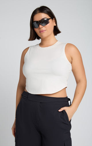 Woman wearing SENIQ Trailmix Pant with Field Crop. Technical Fabric for outdoor activities.
