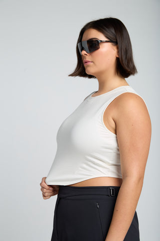 Woman wearing SENIQ Trailmix Pant with Field Crop. Technical Fabric for outdoor activities.