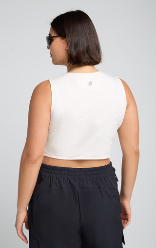 Women wearing SENIQ Trailmix Pant with Field Crop. Technical Fabric for outdoor activities.